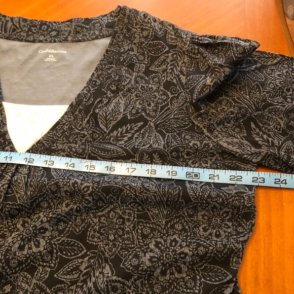 Croft&Barrow Gray Floral n Leaf on Black Pleated V-neck w White Blouse - Picture 6 of 7